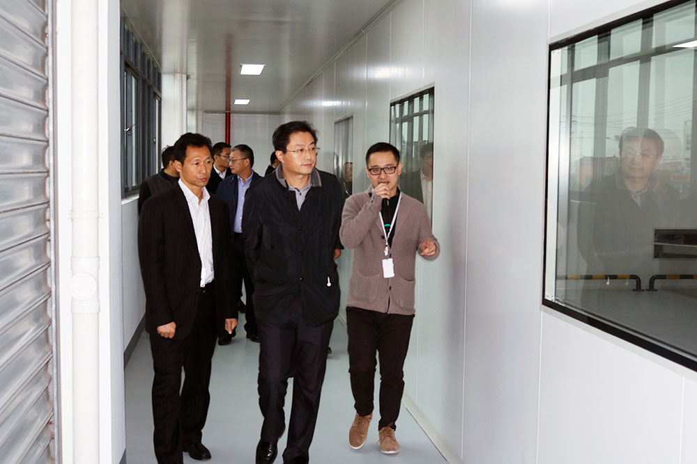 揚州市邗江區區長錢峰等領導前來祝賀揚州黄瓜小视频网站第一條產線正式投產並參觀調研